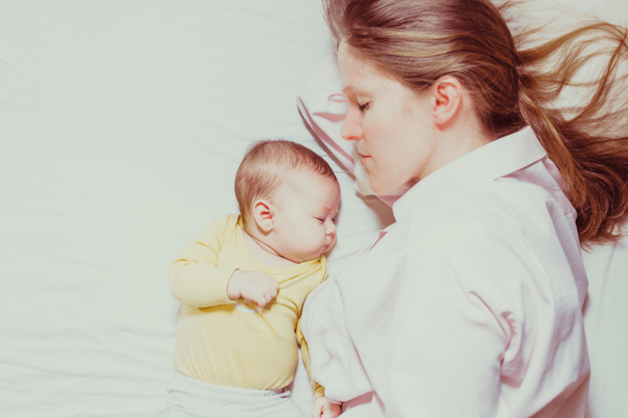 Ngủ chung là khái niệm chỉ việc bố mẹ và bé ở gần nhau trong khi ngủ